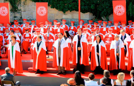 赵薇法国被授鲁拉德骑士团封号 身披红袍场面震撼