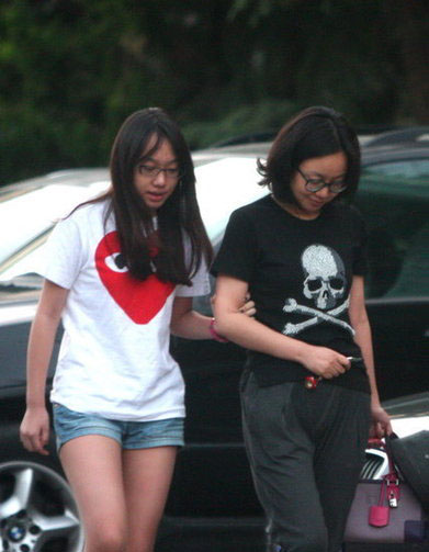 闫妮素颜与女儿逛街