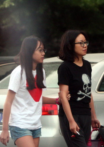 闫妮素颜与女儿逛街