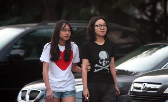 闫妮素颜与女儿逛街