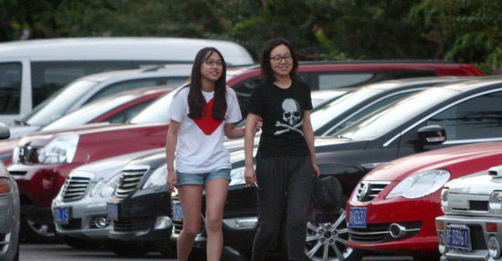 闫妮素颜与女儿逛街