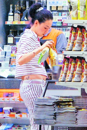 女星赘肉遮不住 暴露小肚腩