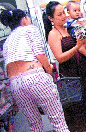 女星赘肉遮不住 暴露小肚腩