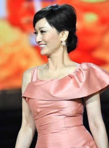 女星赘肉遮不住 暴露小肚腩