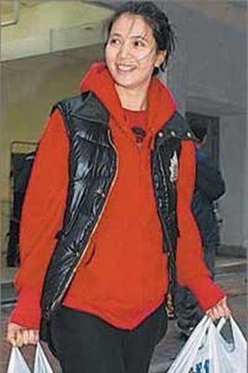 女星赘肉遮不住 暴露小肚腩