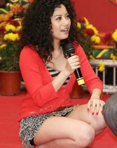 女星赘肉遮不住 暴露小肚腩