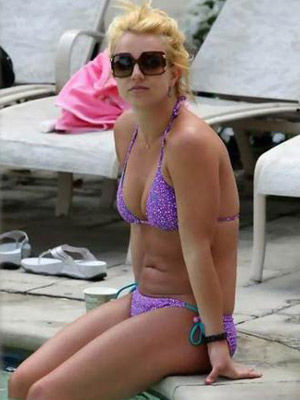 女星赘肉遮不住 暴露小肚腩