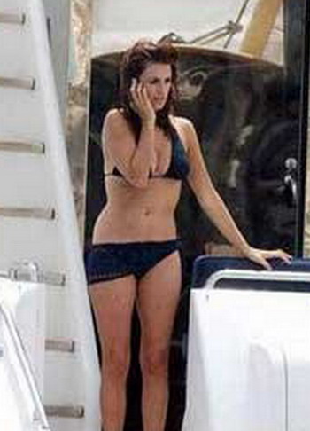 女星赘肉遮不住 暴露小肚腩