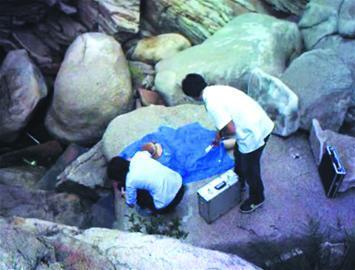 青岛女子帮儿拍照跌落山崖死亡 15岁儿子目睹全程