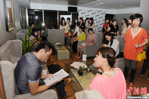 身家过亿富豪组团征婚 万名应征女子环肥燕瘦