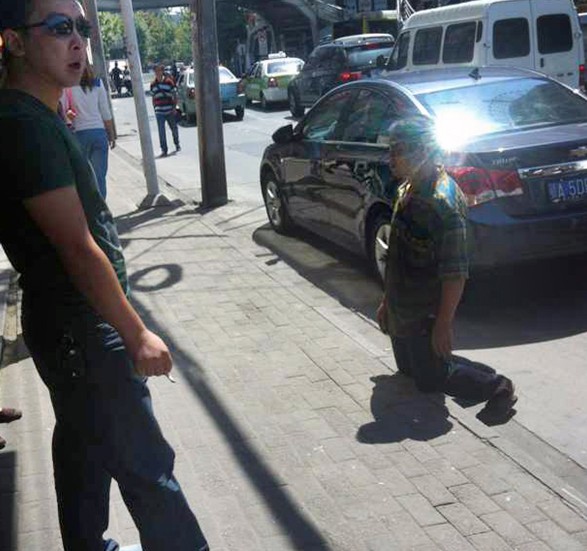 收破烂老汉因擦碰轿车跪地求车主免赔(