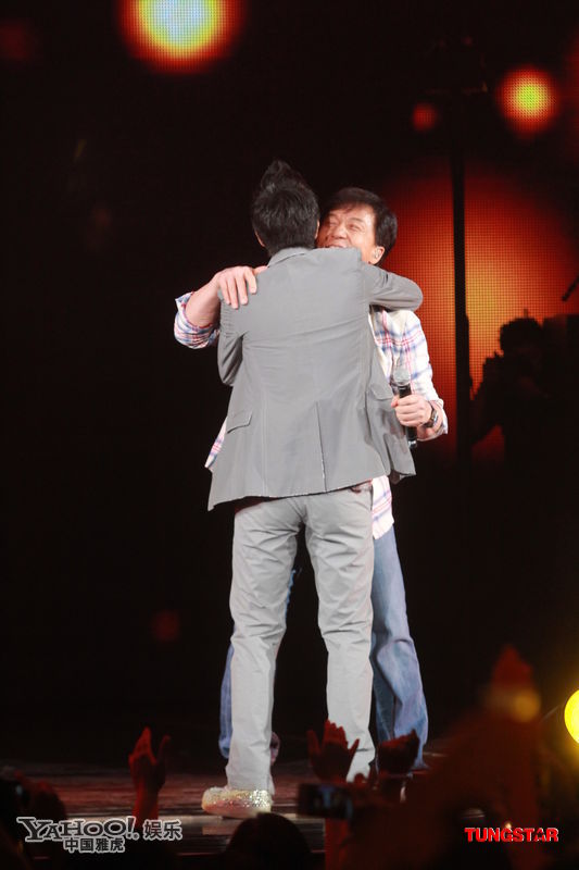 王力宏性取向再遭质疑 与成龙当众嘴对嘴激吻