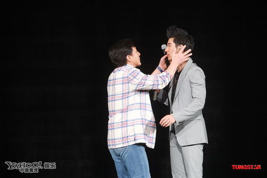 王力宏性取向再遭质疑 与成龙当众嘴对嘴激吻