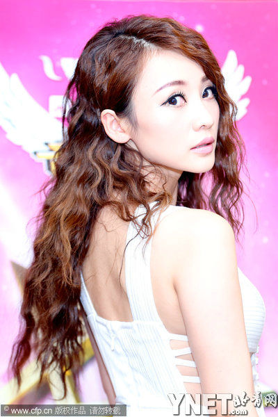 柳岩这裙子把美胸长腿衬托的真美