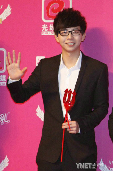 柳岩这裙子把美胸长腿衬托的真美