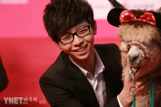 柳岩这裙子把美胸长腿衬托的真美