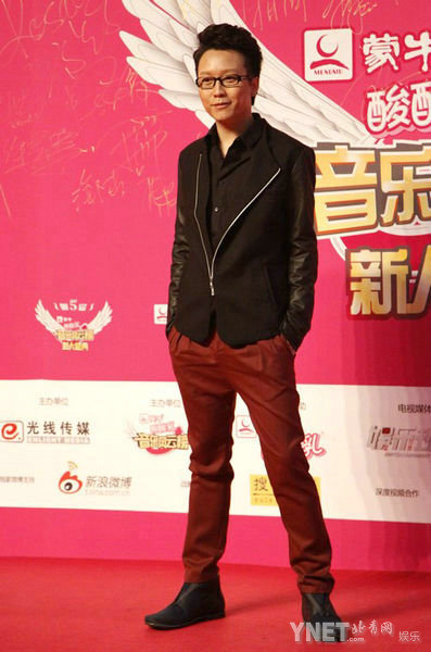 柳岩这裙子把美胸长腿衬托的真美