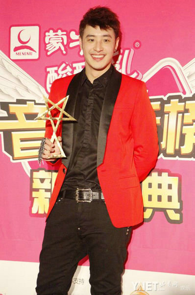 柳岩这裙子把美胸长腿衬托的真美