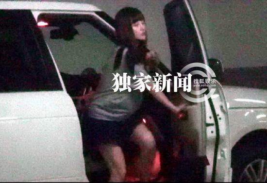 李小璐挺7个月大肚潮味足