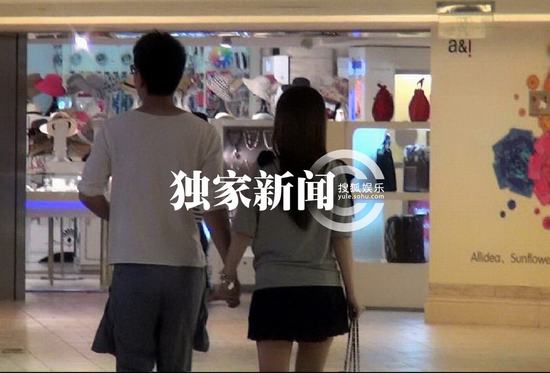 李小璐挺7个月大肚潮味足