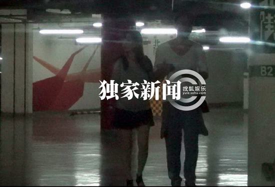 李小璐挺7个月大肚潮味足