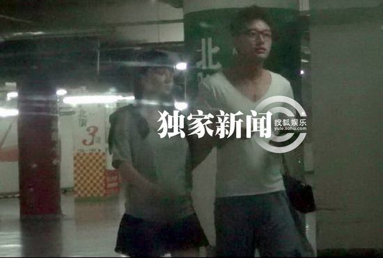 李小璐挺7个月大肚潮味足