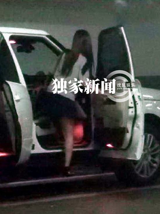 李小璐挺7个月大肚潮味足