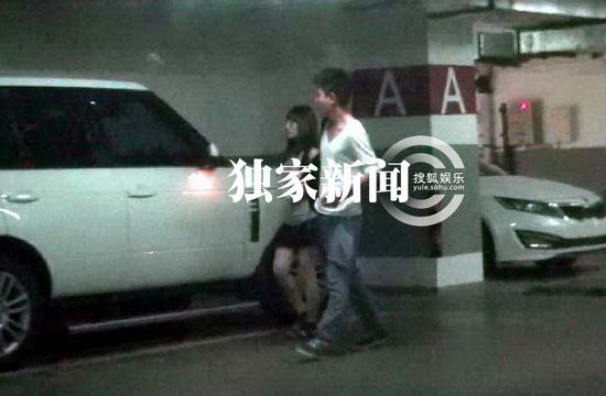 李小璐挺7个月大肚潮味足