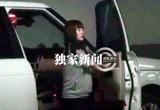 李小璐挺7个月大肚潮味足