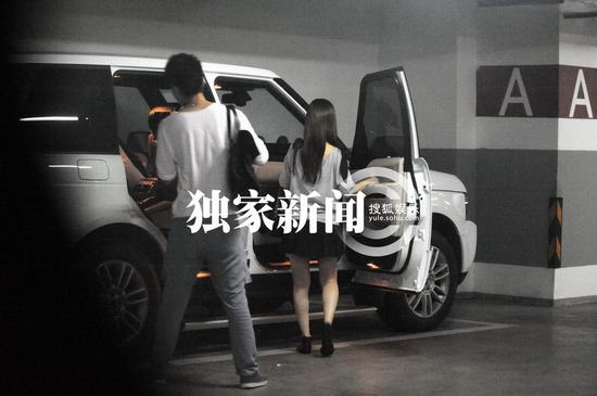 李小璐挺7个月大肚潮味足