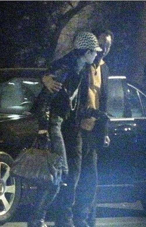 刘亦菲与干爹当街搂抱