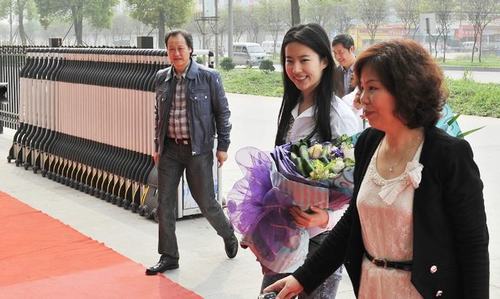 刘亦菲与干爹当街搂抱