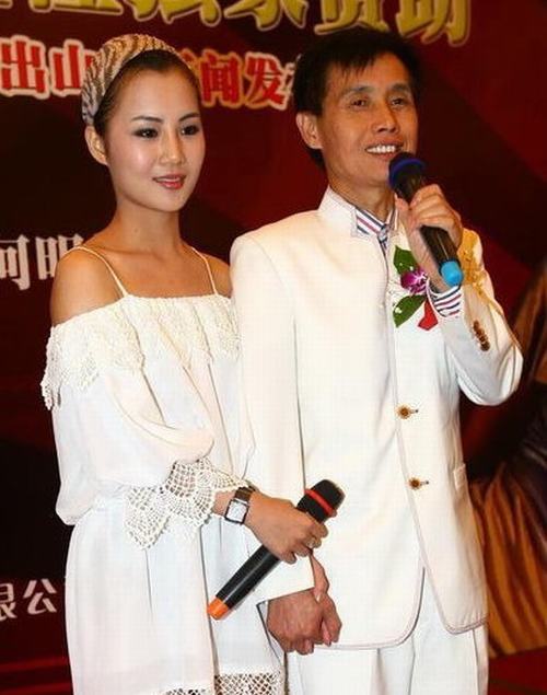 刘亦菲与干爹当街搂抱