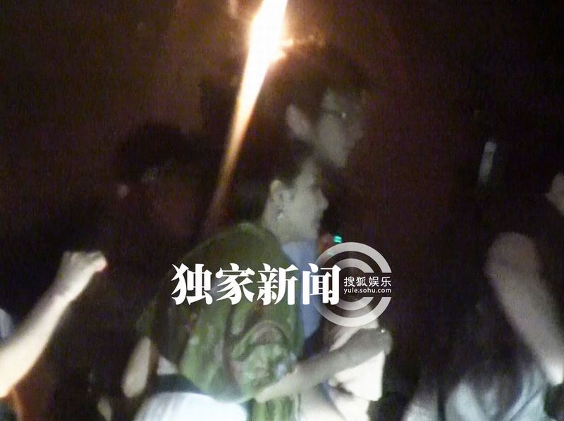 张雨绮生日邀友狂欢 深夜微醺回家
