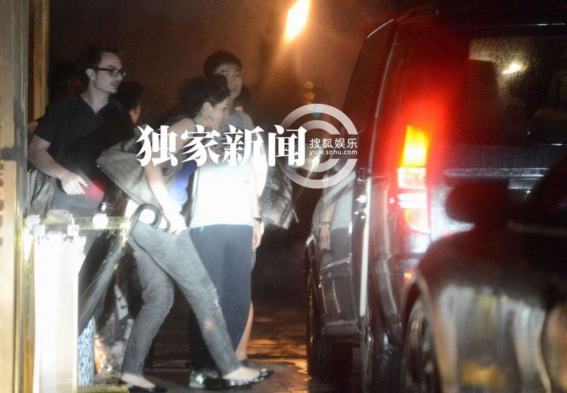 张雨绮生日邀友狂欢 深夜微醺回家