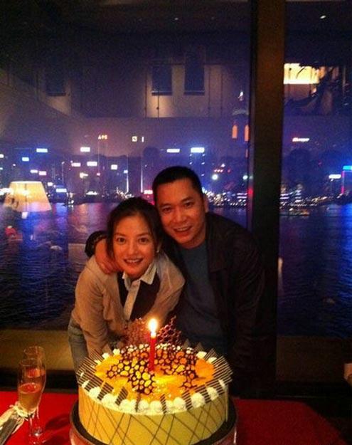 赵薇夫妇合影 幸福甜蜜让人羡慕