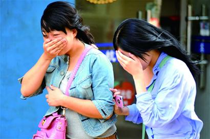 青岛北风劲吹落叶狂舞 街头美女风中凌乱