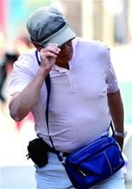 青岛北风劲吹落叶狂舞 街头美女风中凌乱