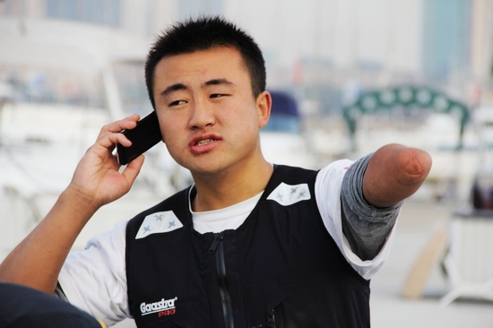 青岛独臂哥驾梦想号环中国海称帆船为女友图