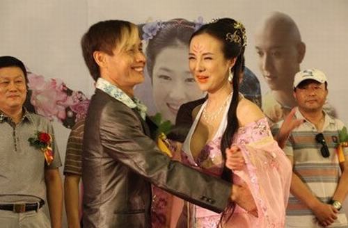 女星与干爹的那些事:刘亦菲伊能静暧昧被搂