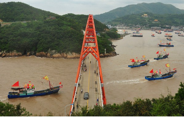 千艘渔船抵达钓鱼岛外围 千面国旗浩荡场面壮观