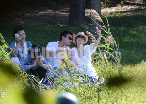 李小璐挺大肚逛公园似女皇 婆婆老公轮番伺候