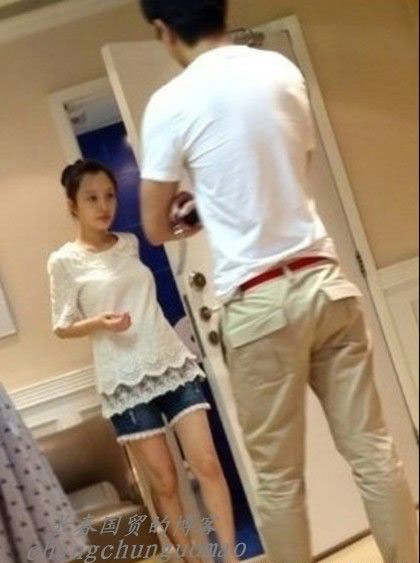 李小璐挺大肚逛公园似女皇 婆婆老公轮番伺候