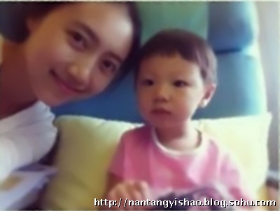 吴若甫爱女私房照曝光 娇妻刘莎小其23岁美若天仙