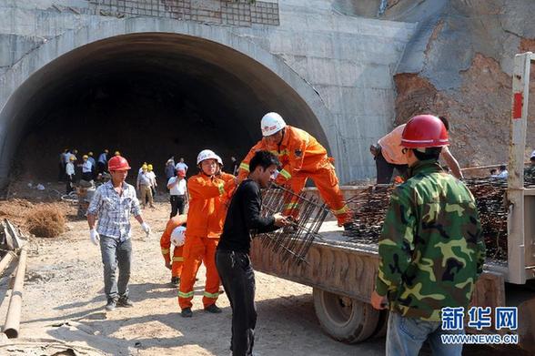 大广高速在建隧道口发生塌方 250人现场救援