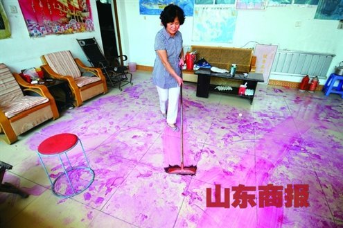 山东村庄一夜变红村民疑惑 白狗变红狗