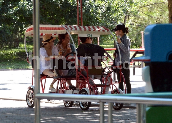 李小璐挺大肚逛公园 贾乃亮嘟嘴配合爱妻自拍