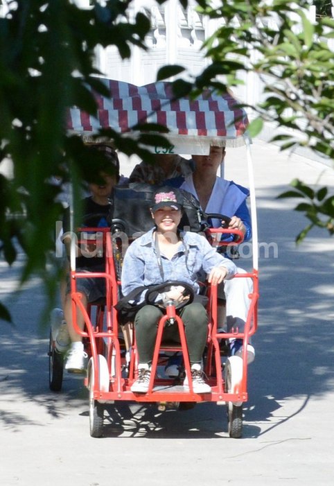 李小璐挺大肚逛公园 贾乃亮嘟嘴配合爱妻自拍