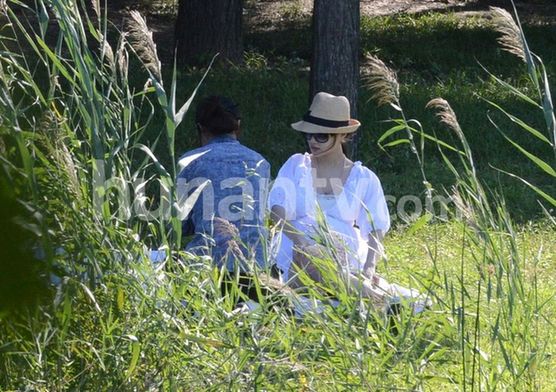 李小璐挺大肚逛公园 贾乃亮嘟嘴配合爱妻自拍