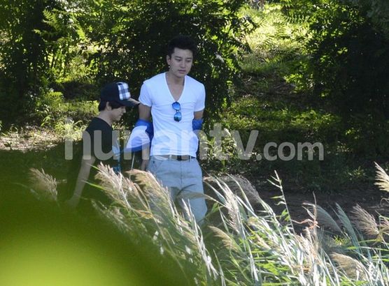 李小璐挺大肚逛公园 贾乃亮嘟嘴配合爱妻自拍